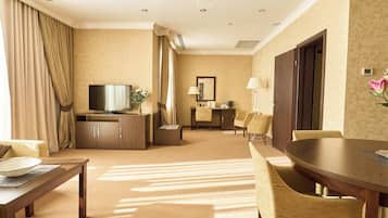 Suíte estúdio superluxo, vista para a cidade | Cofres nos quartos, escrivaninha, espaço de trabalho para notebook