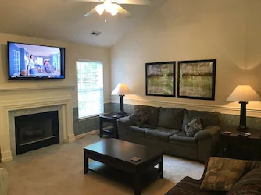Furnished 3 Bedroom Garage Home Near Hospitals