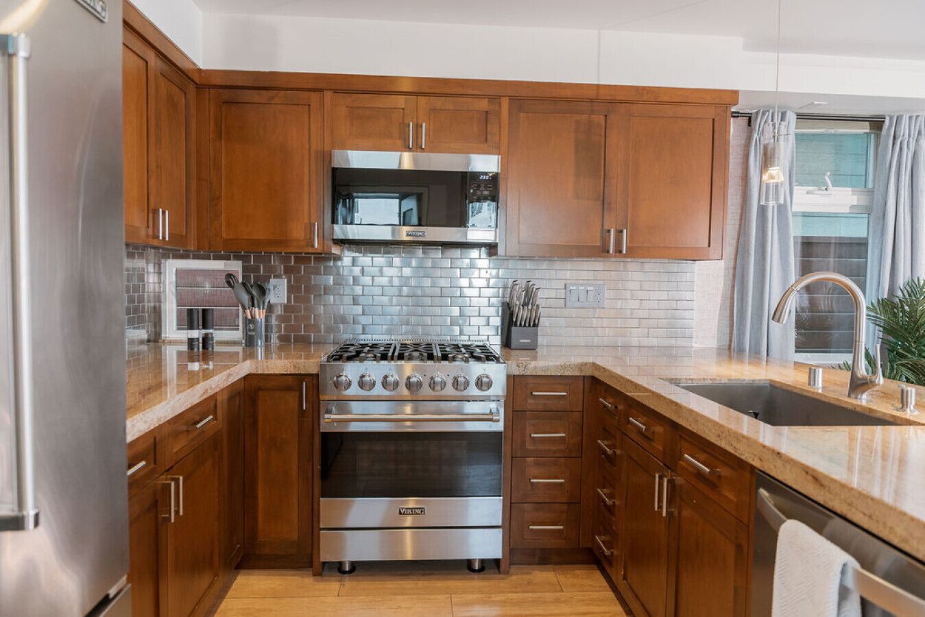 Oppvaskmaskin, kaffetrakter/tekoker, høy barnestol og kjøkkenutstyr