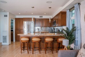 Lave-vaisselle, cafetière/bouilloire, chaise haute