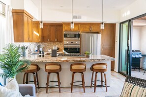 Køleskab, mikrobølgeovn, ovn, kogeplade