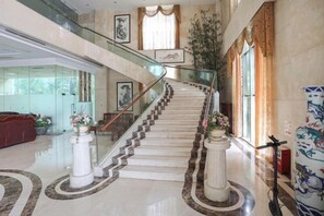 A grand staircase with marble steps, glass railings, and decorative columns. - Xinghe Hotel(Dongguan Humen road east) (Dongguan)