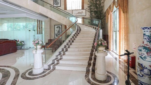 A grand staircase with marble steps and glass railings, leading to a second floor. - Xinghe Hotel(Dongguan Humen road east) (Dongguan)