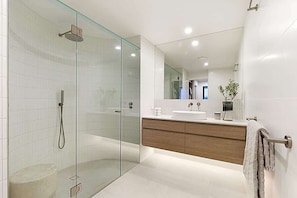 Shower - Sunrise Luxury Beach Retreat With Views (Noosa)
