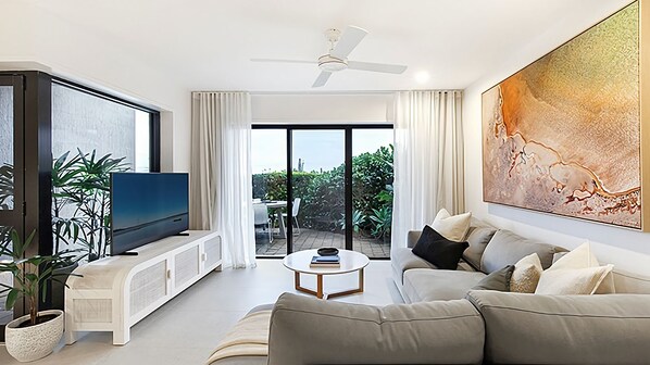 Smart TV - Sunrise Luxury Beach Retreat Pooch Friendly (Noosa)