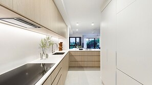 Fridge, microwave, stovetop, dishwasher - Sunrise Luxury Beach Retreat With Views (Noosa)
