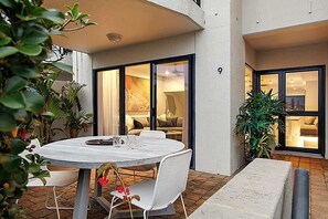 Outdoor dining - Sunrise Luxury Beach Retreat With Views (Noosa)