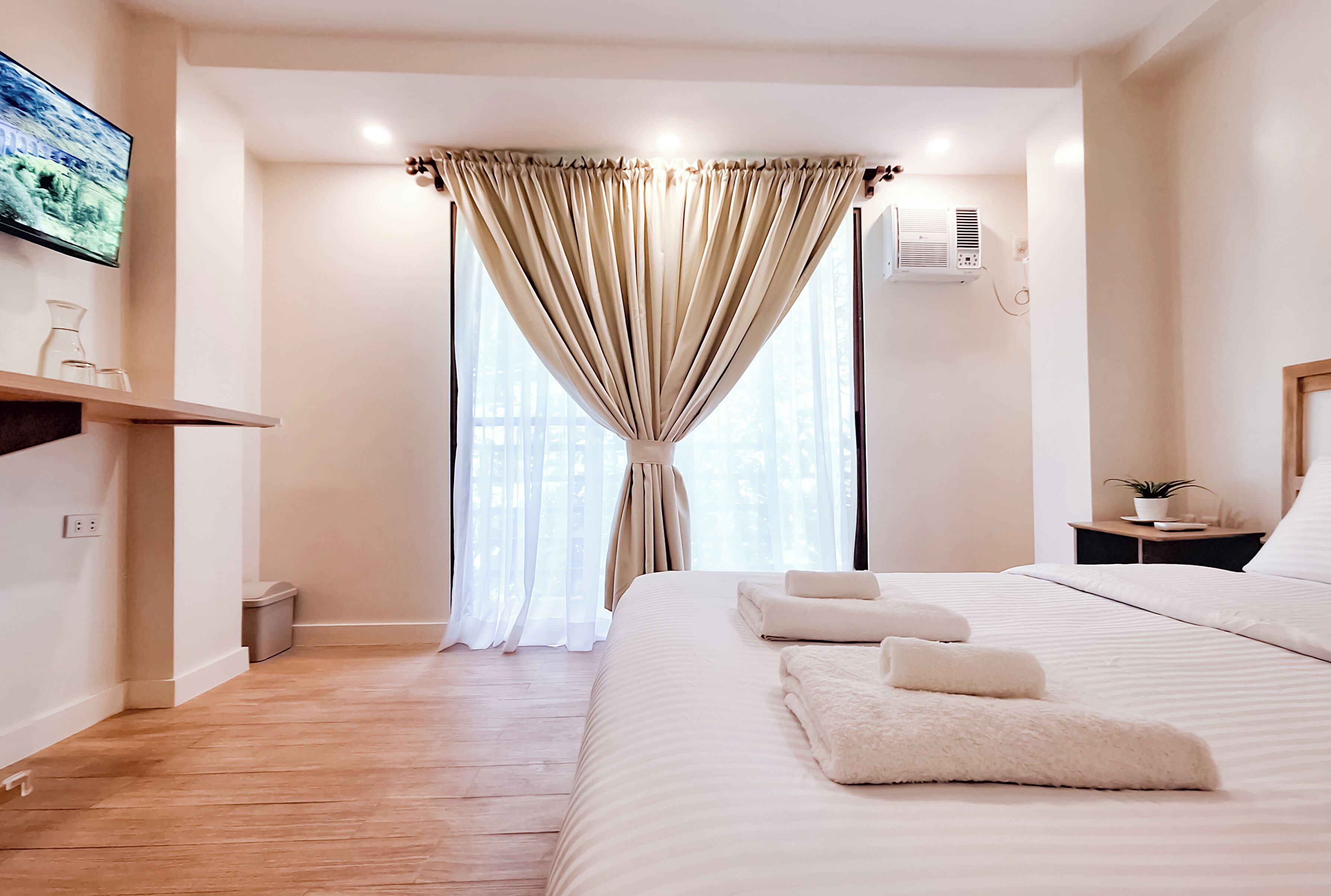 Habitación doble Deluxe, balcón | Caja de seguridad en la habitación y wifi gratis 