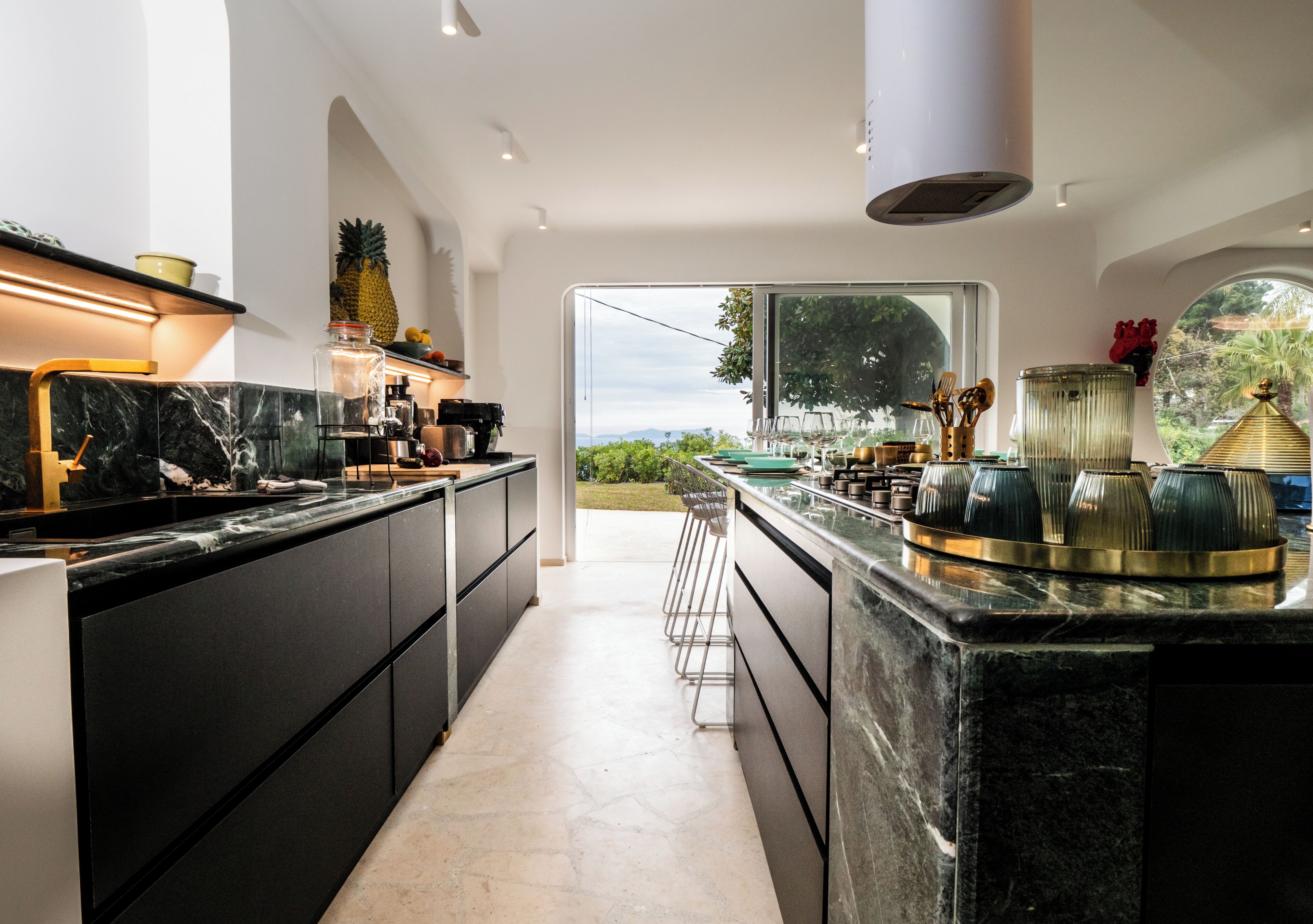 Frigorifero, forno, piano cottura, lavastoviglie
