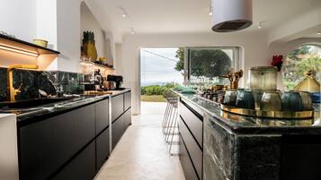 Frigorifero, forno, piano cottura, lavastoviglie