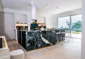 Fridge, oven, stovetop, dishwasher