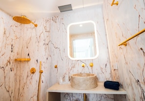 Een douche, een haardroger, handdoeken, zeep