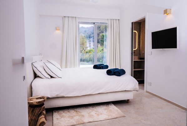 6 bedrooms, iron/ironing board, free WiFi, bed sheets