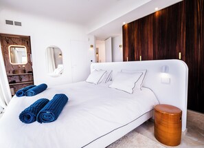 6 bedrooms, iron/ironing board, free WiFi, bed sheets
