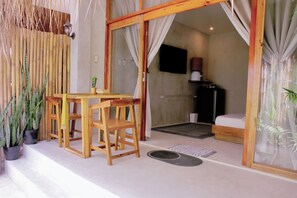 1 bedroom, WiFi - Located in Central General Luna, Close to Beaches, Dining, and Attractions (General Luna)