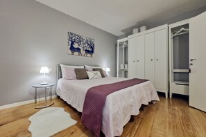 1 dormitorio, tabla de planchar con plancha, wifi y ropa de cama