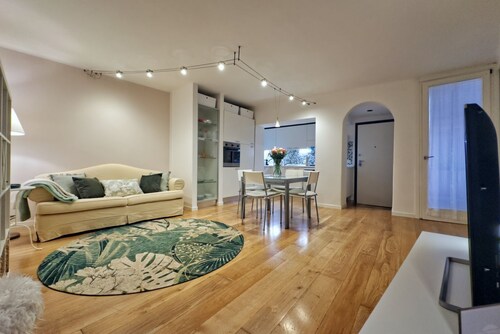 Elegant apartment of 80sqm on the first floor of a building with elevator (a step to access), for 4 people.The accommodation is located in Corso Palladio, main street of the city of Vicenza (ZTL) traffic-restricted area, 350mt from the charming Basilica 