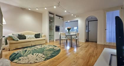 Elegant apartment of 80sqm on the first floor of a building with elevator (a step to access), for 4 people.The accommodation is located in Corso Palladio, main street of the city of Vicenza (ZTL) traffic-restricted area, 350mt from the charming Basilica