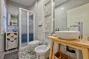 Ducha, secador de pelo y bidé