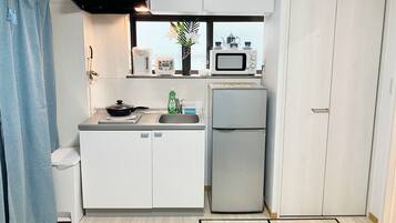 Frigorifero, microonde, forno, piano cottura