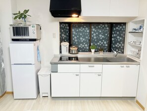 Fridge, microwave, oven, stovetop - Private villa.bathroom×2 toilet×2/Ueno Sta/Direct to the airport/free parking (Taito)