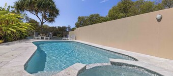 Riverfront Luxury: Poolside, Near Hastings