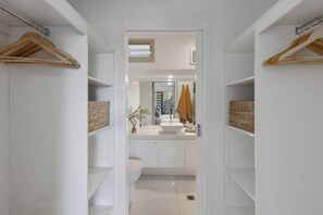 Douche, sèche-cheveux, serviettes fournies, savon