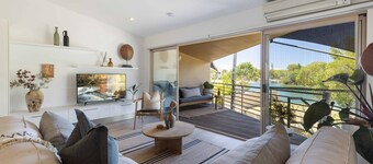 Riverfront Luxury - Poolside, Near Hastings