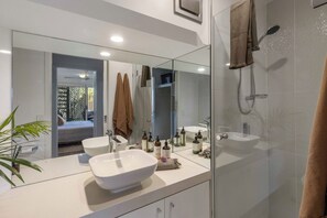 Dusche, Haartrockner, Handtücher, Seife