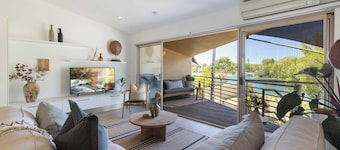 Riverfront Luxury: Poolside, Near Hastings