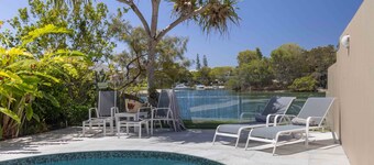 Riverfront Luxury - Poolside, Near Hastings