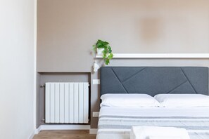 1 habitación, tabla de planchar con plancha, wifi y ropa de cama