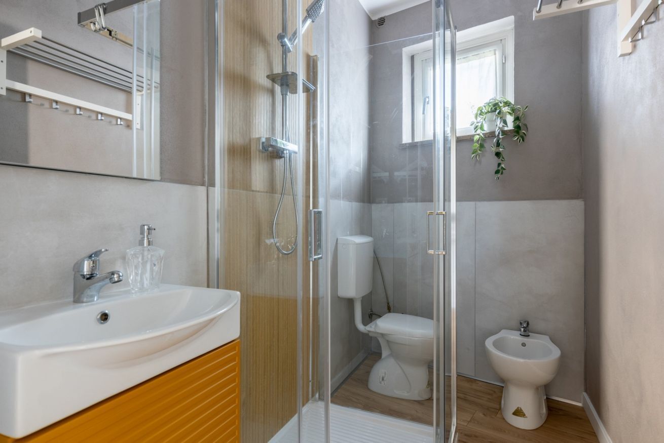 Douche, sèche-cheveux, bidet, serviettes fournies