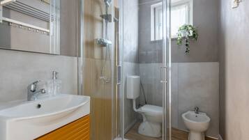 Douche, sèche-cheveux, bidet, serviettes fournies