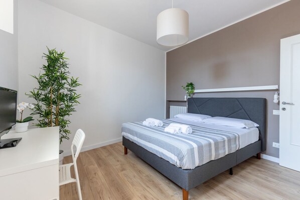 1 bedroom, desk, iron/ironing board, WiFi