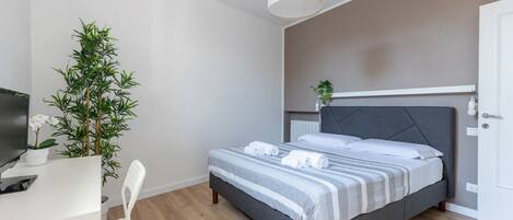 1 bedroom, desk, iron/ironing board, WiFi