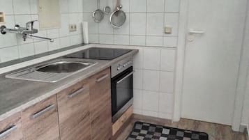 Kühlschrank, Ofen, Herdplatte, Wasserkocher mit Kaffee-/Teezubehör