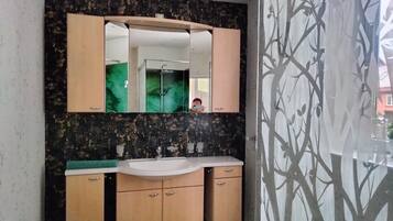 Dusche, Haartrockner, Handtücher