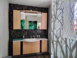 Shower, hair dryer, towels - Apartment Linde with Shared Garden and Wi-Fi (Suhl)