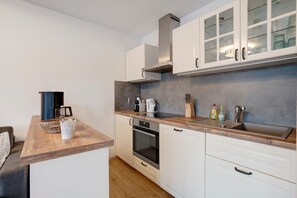 Kylskåp, mikrovågsugn, ugn och spishäll