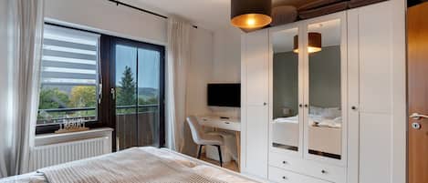 1 bedroom, desk, free WiFi, bed sheets