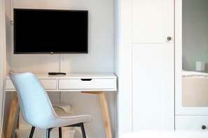 Interior - Apartment '2-Zimmer Ferienwohnung Am Waldrand' with Balcony and Wi-Fi (Schönwald im Schwarzwald)