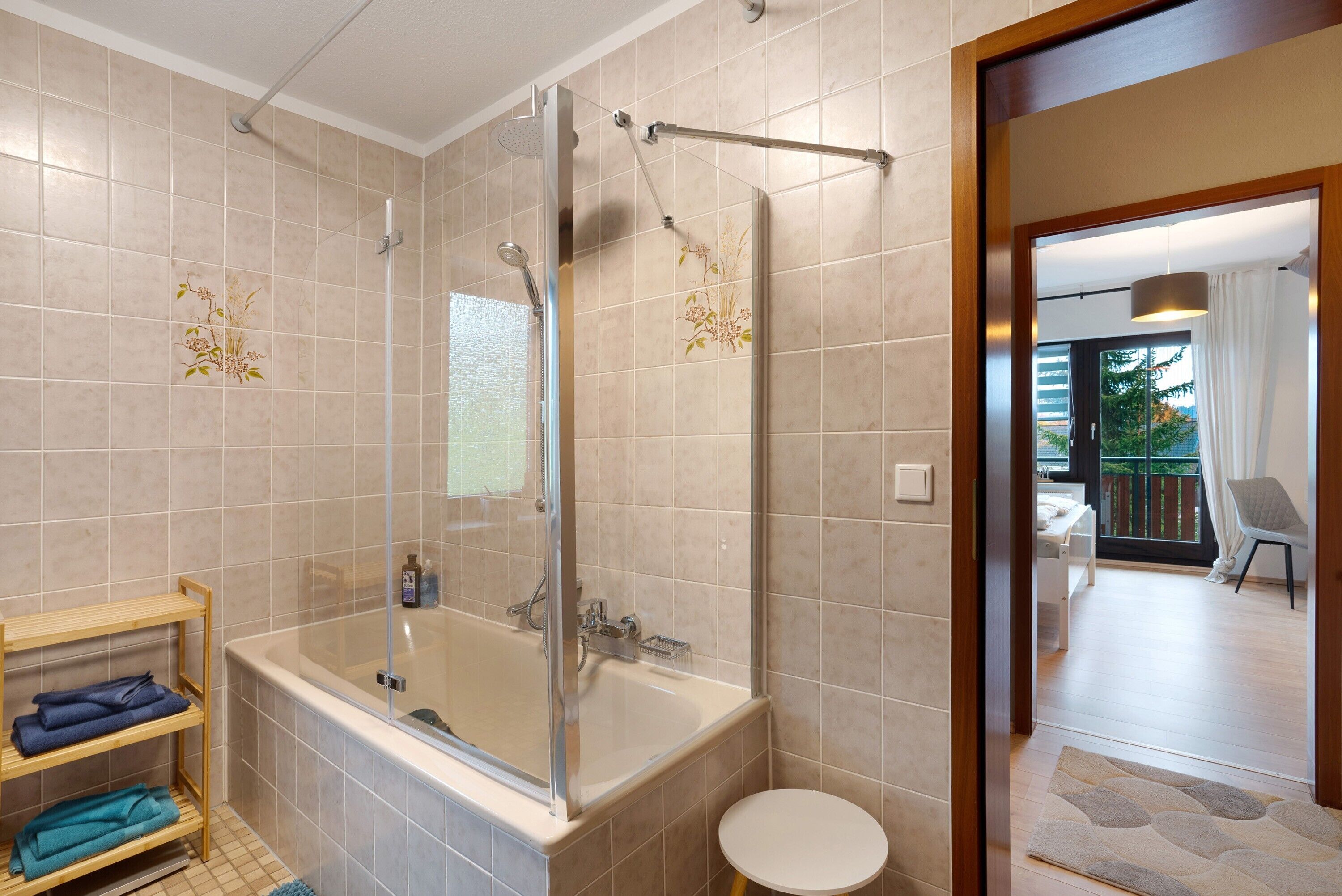 Dusche, kostenlose Toilettenartikel, Haartrockner, Handtücher
