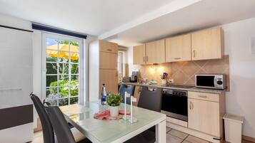 Kühlschrank, Mikrowelle, Ofen, Herdplatte