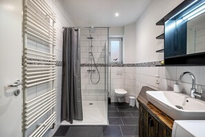 Een douche, een haardroger, handdoeken