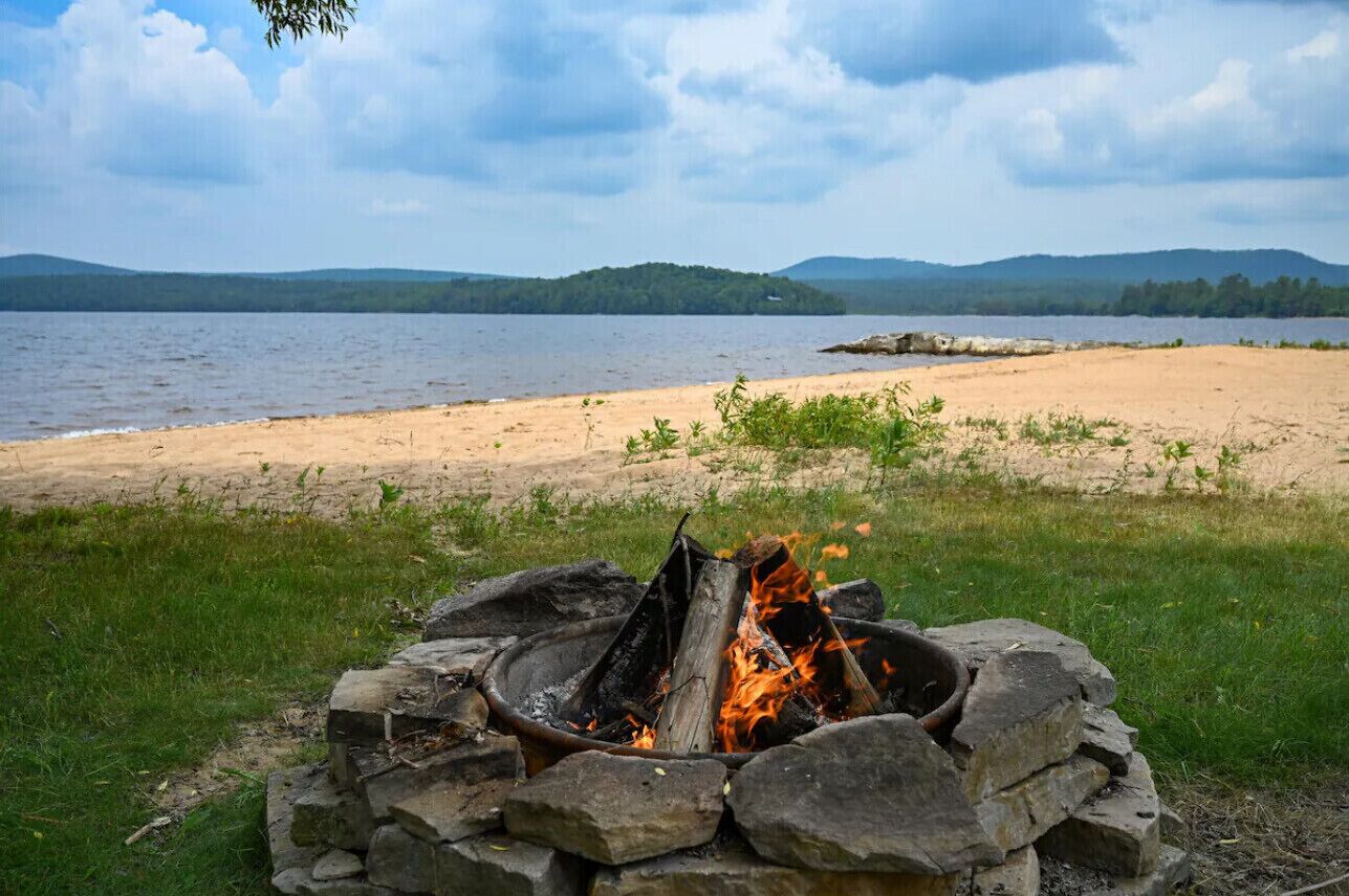Beach nearby, sun loungers, beach towels