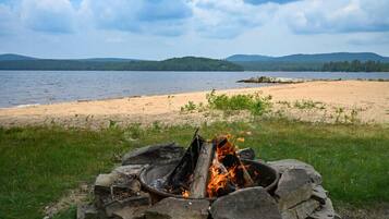 Beach nearby, sun loungers, beach towels