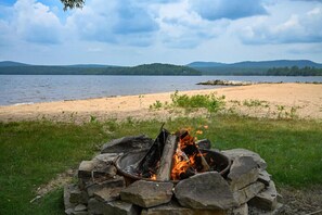 Beach nearby, sun loungers, beach towels