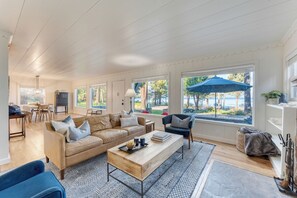 Smart-TV, Kamin, Arbeitsbereiche