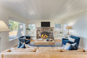 Smart TV, chimenea y oficina 
